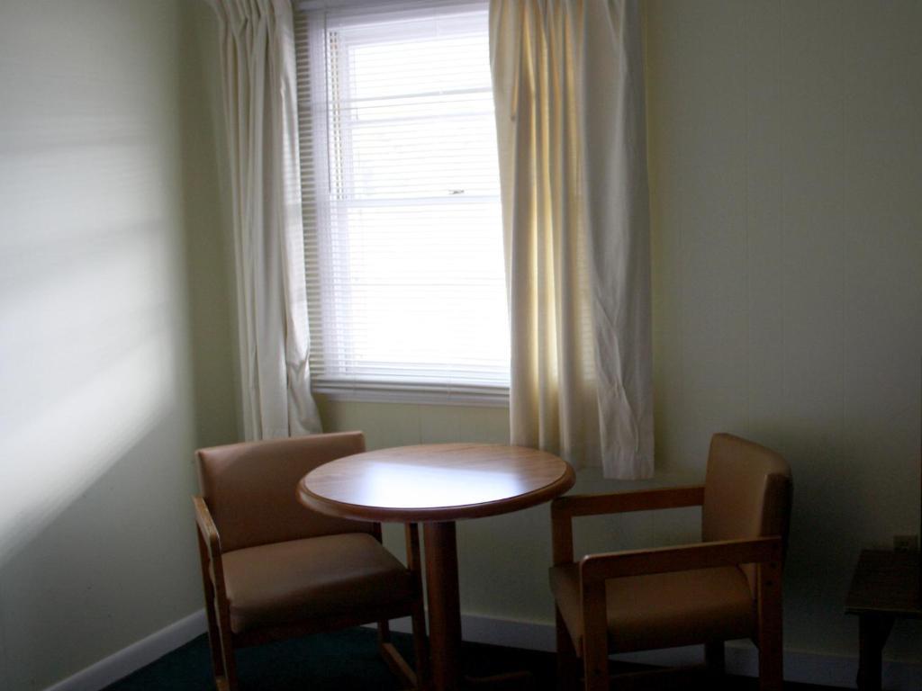 Falcon Motel Buxton Room photo