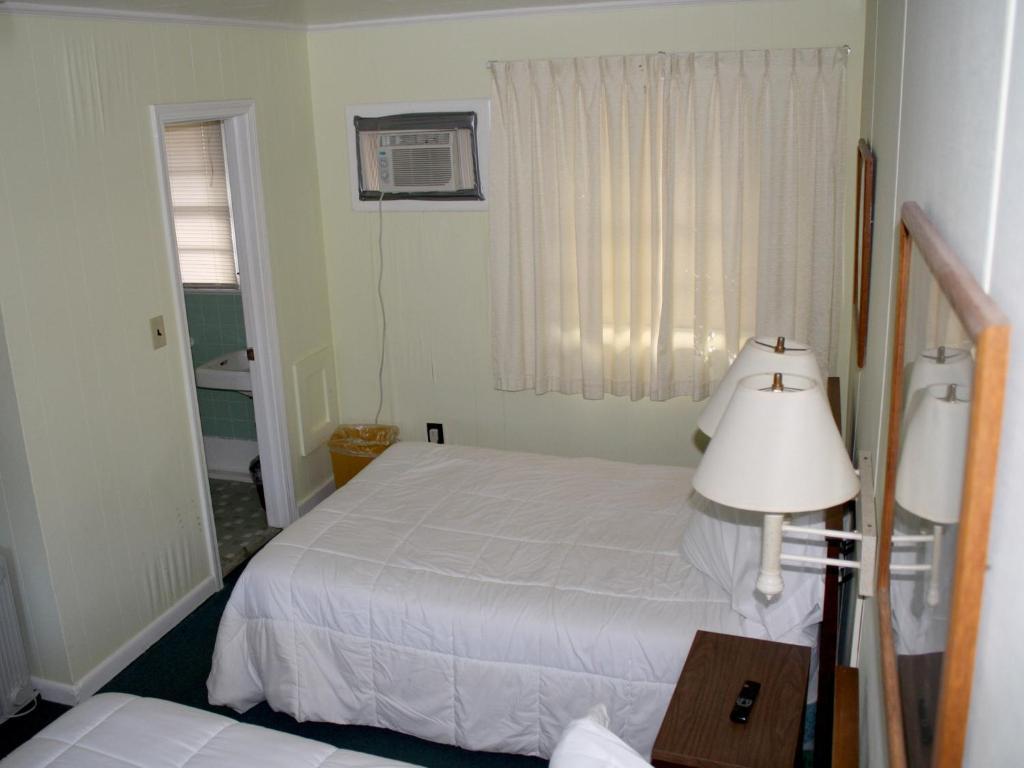 Falcon Motel Buxton Room photo