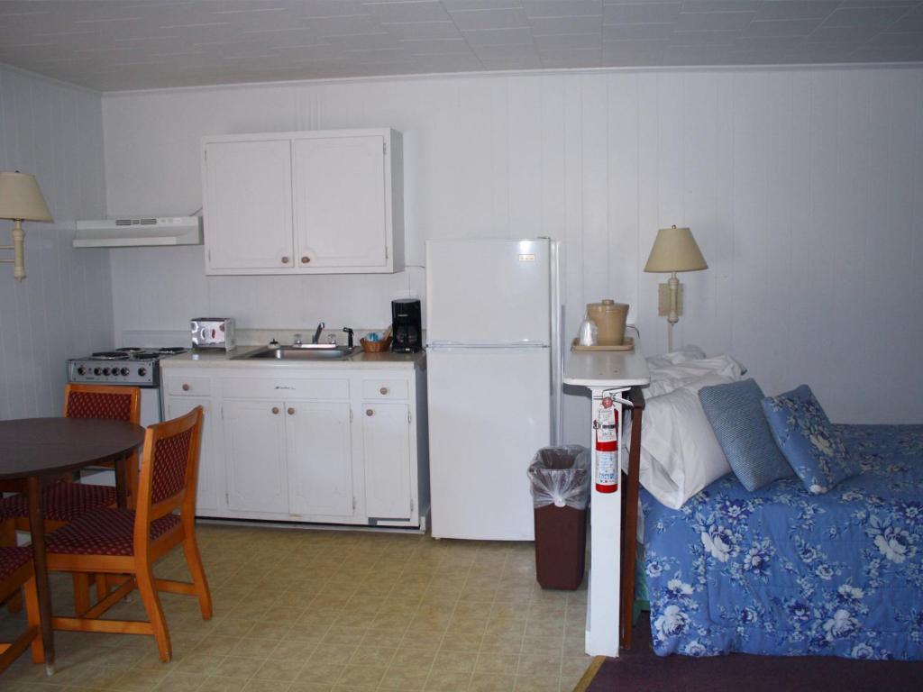 Falcon Motel Buxton Room photo