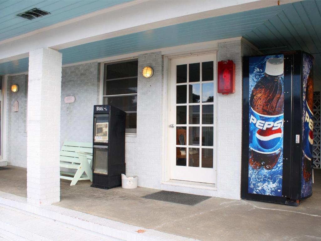 Falcon Motel Buxton Exterior photo